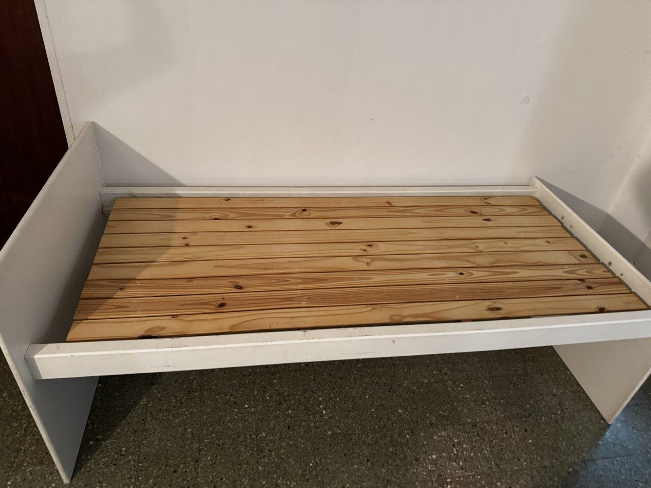 Cama individual de madera (blanca, sin colchón)