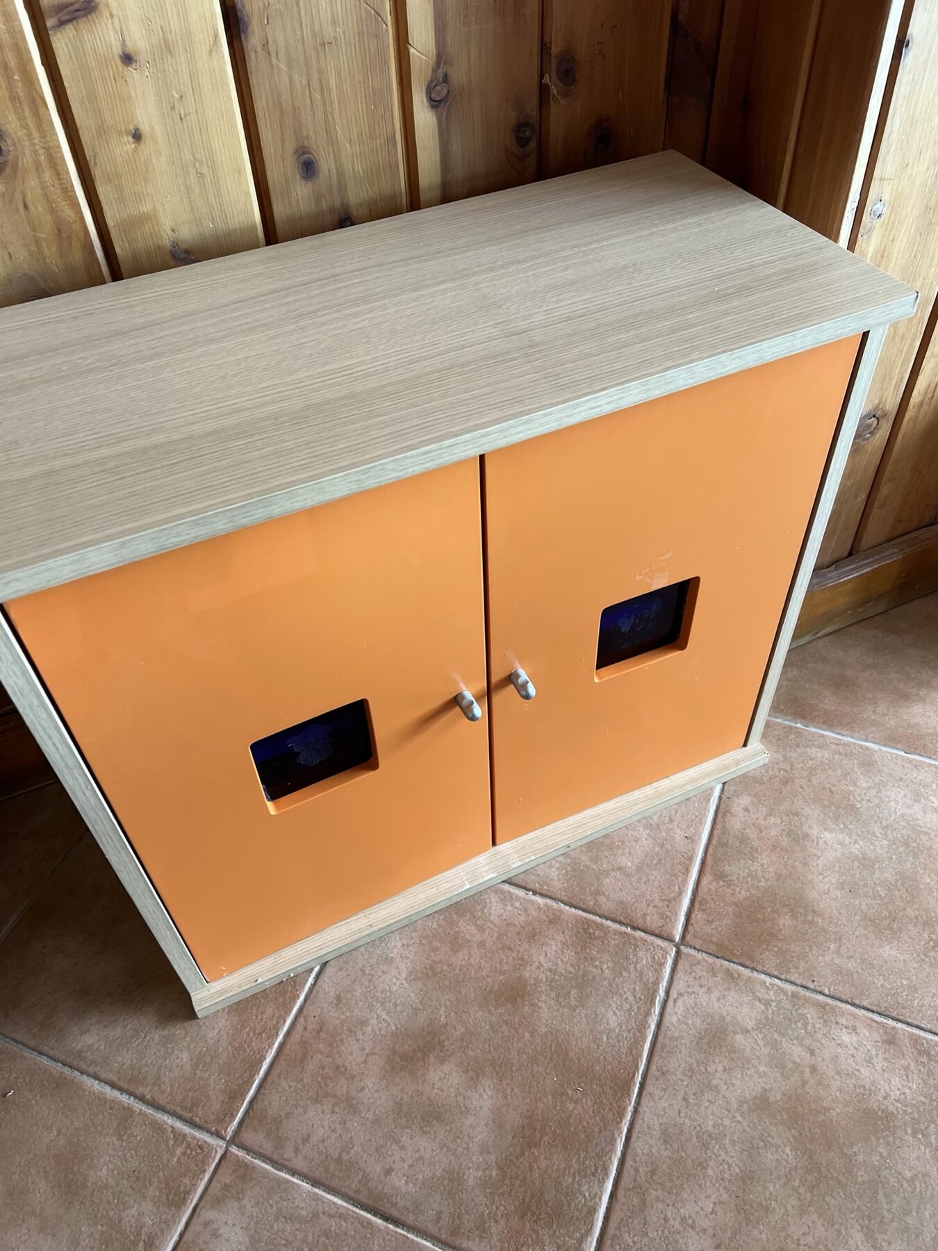 Estantería de melamina con puertas naranjas