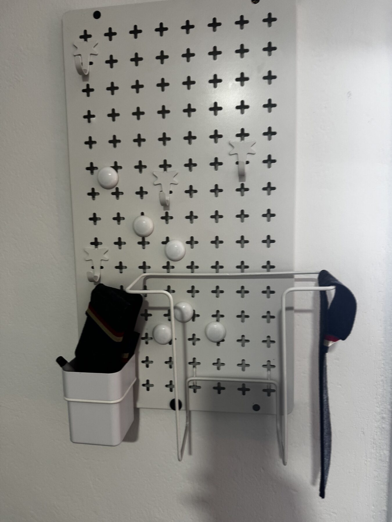 Organizador panel perforado blanco (tipo Skådis, con ganchos y magnetos)